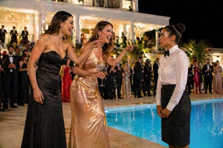 They blamed the simple waitress, kicked her into the pool water, what happened after that was surprising for everyone